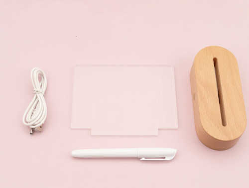 Abajur de mesa de madeira com quadro de mensagens para decoração de quarto de menina.